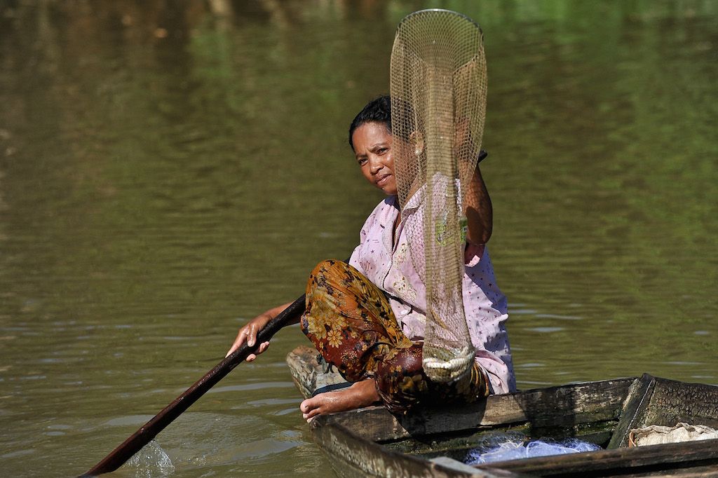 A woman catches fish in Stung Sangke river, Battambang province, Cambodia. Photo: ADB.